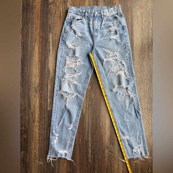American Eagle Heavily Distressed Mom Jean Womens 4 Long Light Wash Blue Denim - Picture 4 of 12